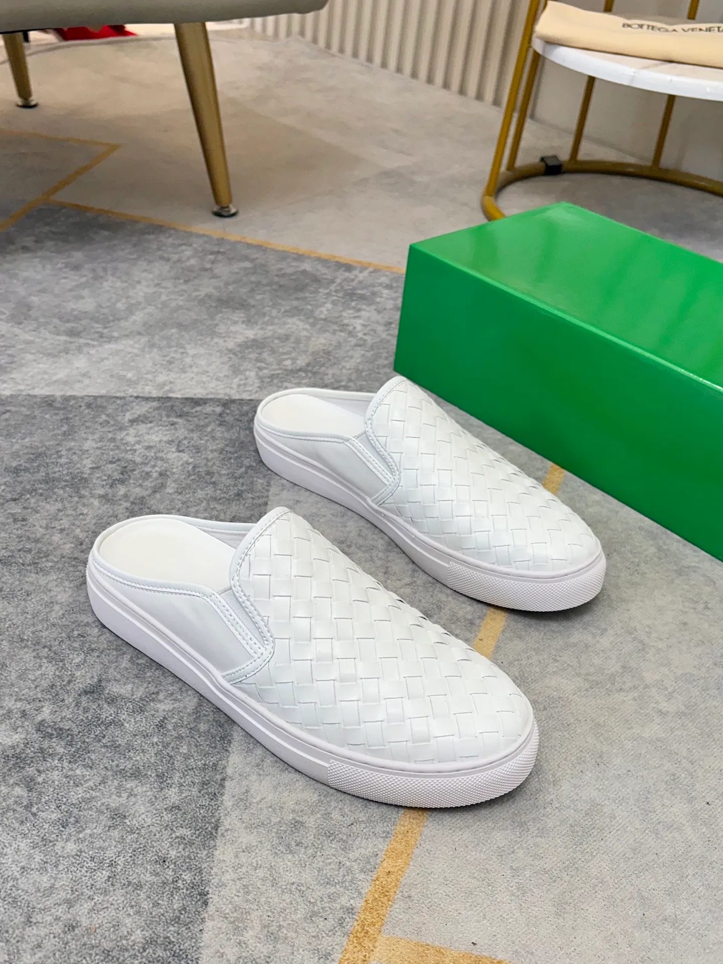 P380 BV men's casual half-drag👞. Handsome and versatile low-top shoes, woven cowhide upper, pigskin lining 🌺🌺perfect shoe last, 🌲🌲fashionable and handsome, comfortable on the feet, 🚗🚗wear-resistant and non-slip rubber outsole. Code number: 38-44. 45 is custom-made and cannot be returned or exchanged